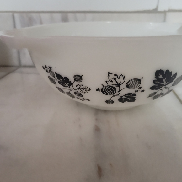 Vintage Pyrex Black White Gooseberry Cinderella Mixing Bowl - Picture 5 of 8